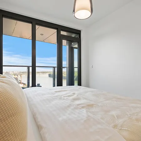 Eurovea Tower 2 Sky View Апартаменти Братислава